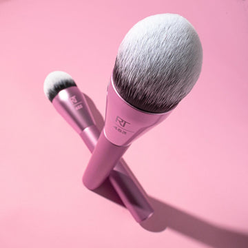 Real Techniques Power Pigment: brocha vegana y libre de crueldad, ideal para maquillaje responsable.