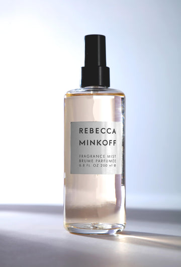 Rebecca Minkoff Bruma: aplicación suave en la piel para conexión diaria con la fragancia.