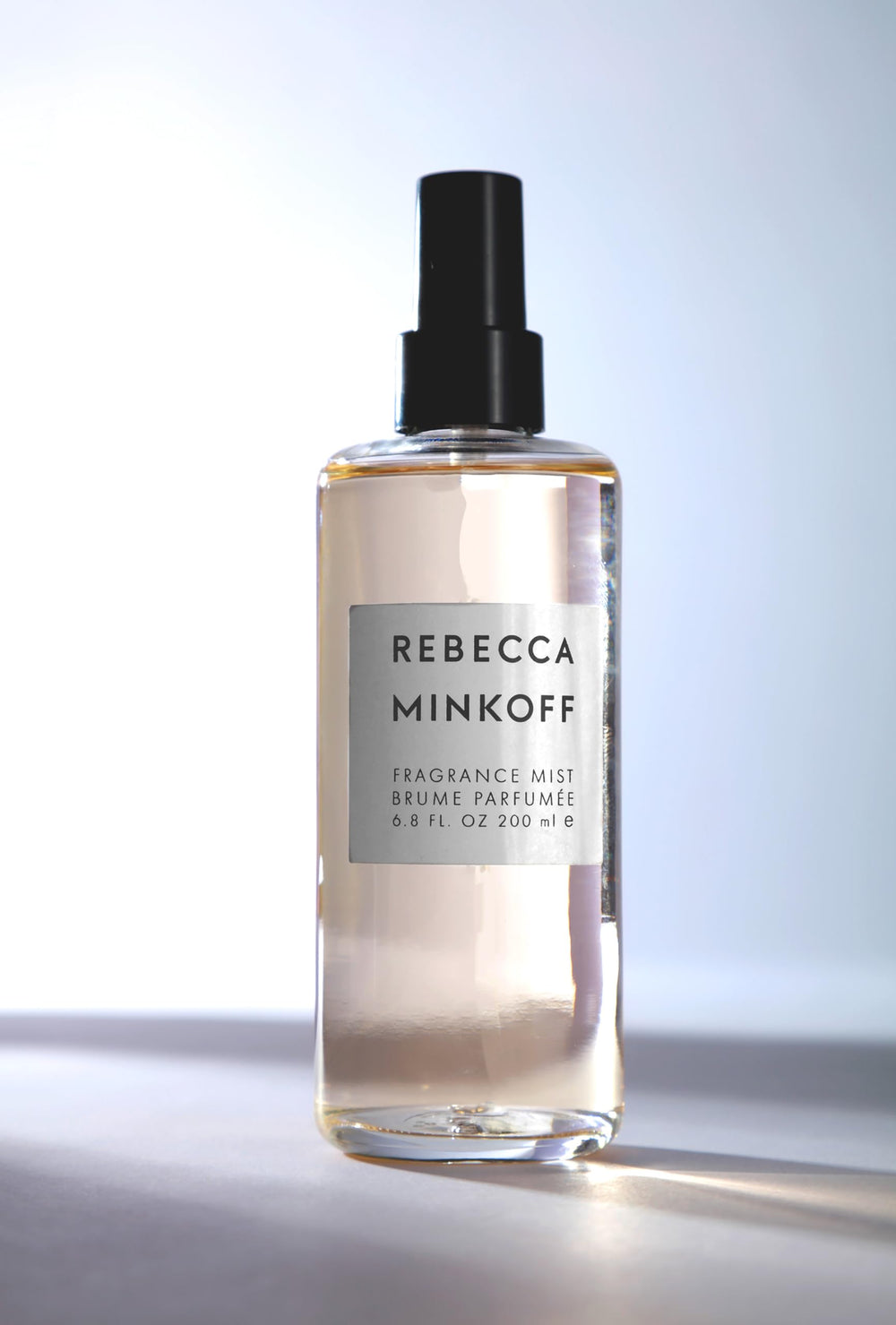 Rebecca Minkoff Bruma: aplicación suave en la piel para conexión diaria con la fragancia.