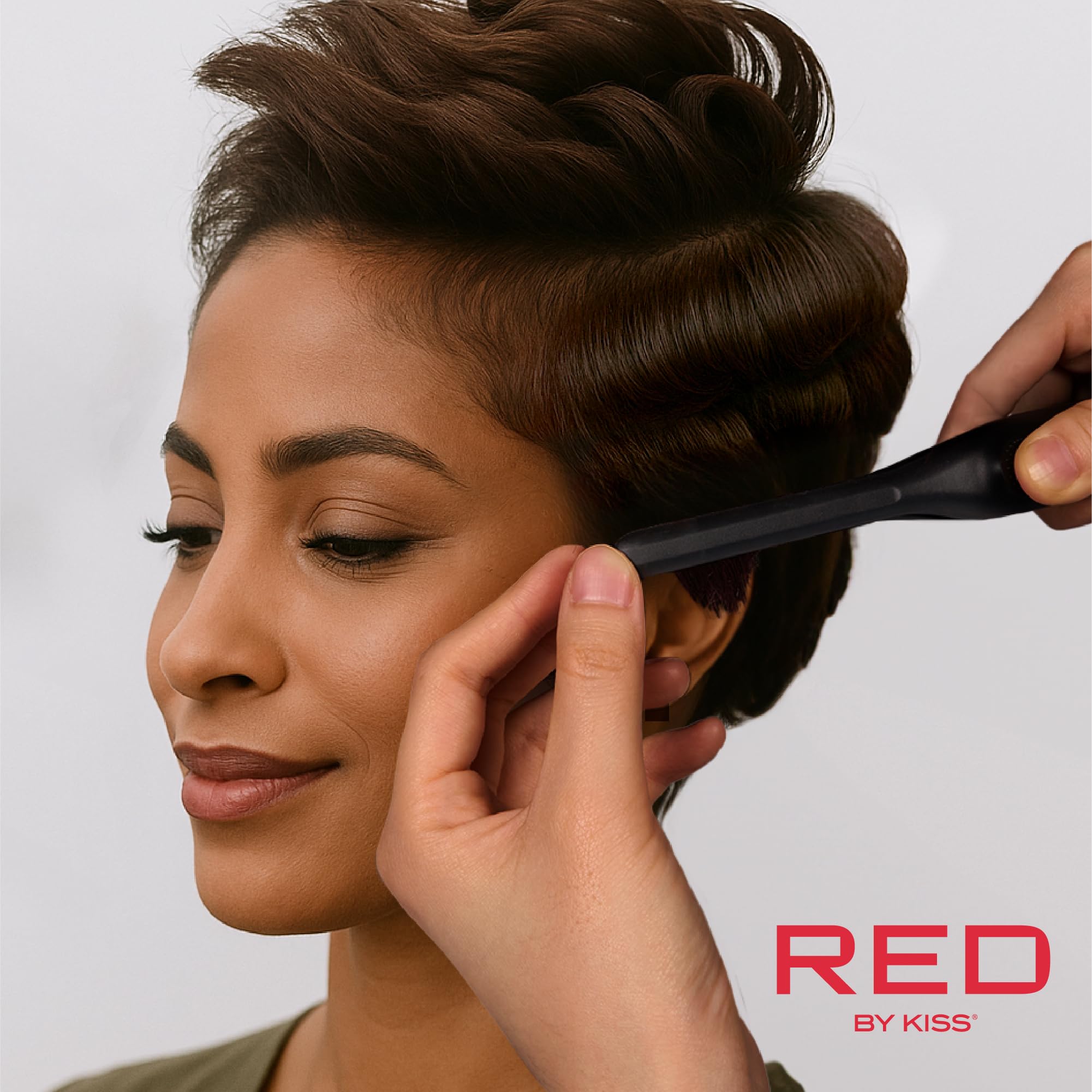 Red by Kiss diseño ergonómico y compacto para uso cómodo.