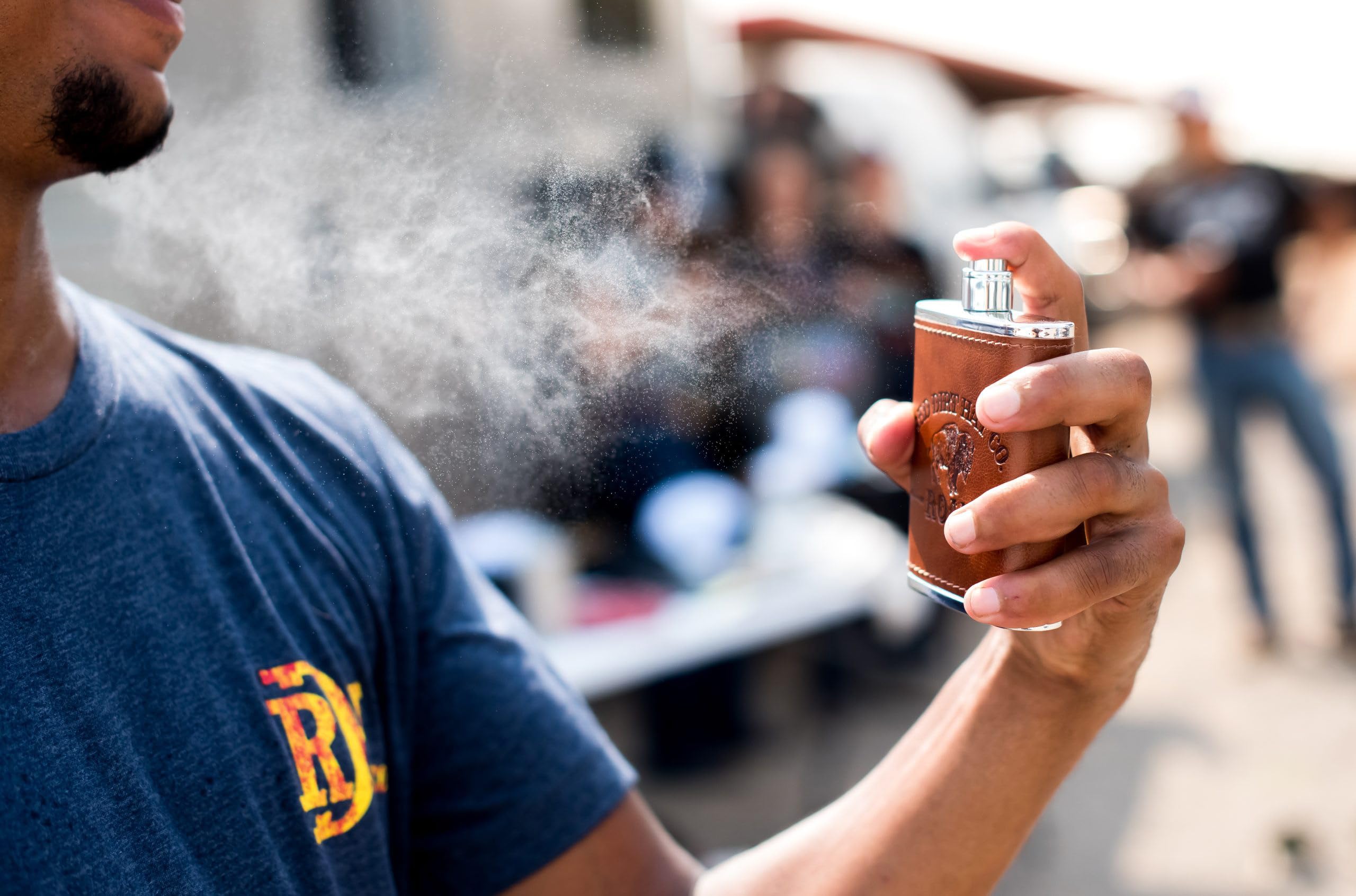 Red Dirt Hat Company Roam Colonia, nota cedro, aroma versátil para todas las estaciones.