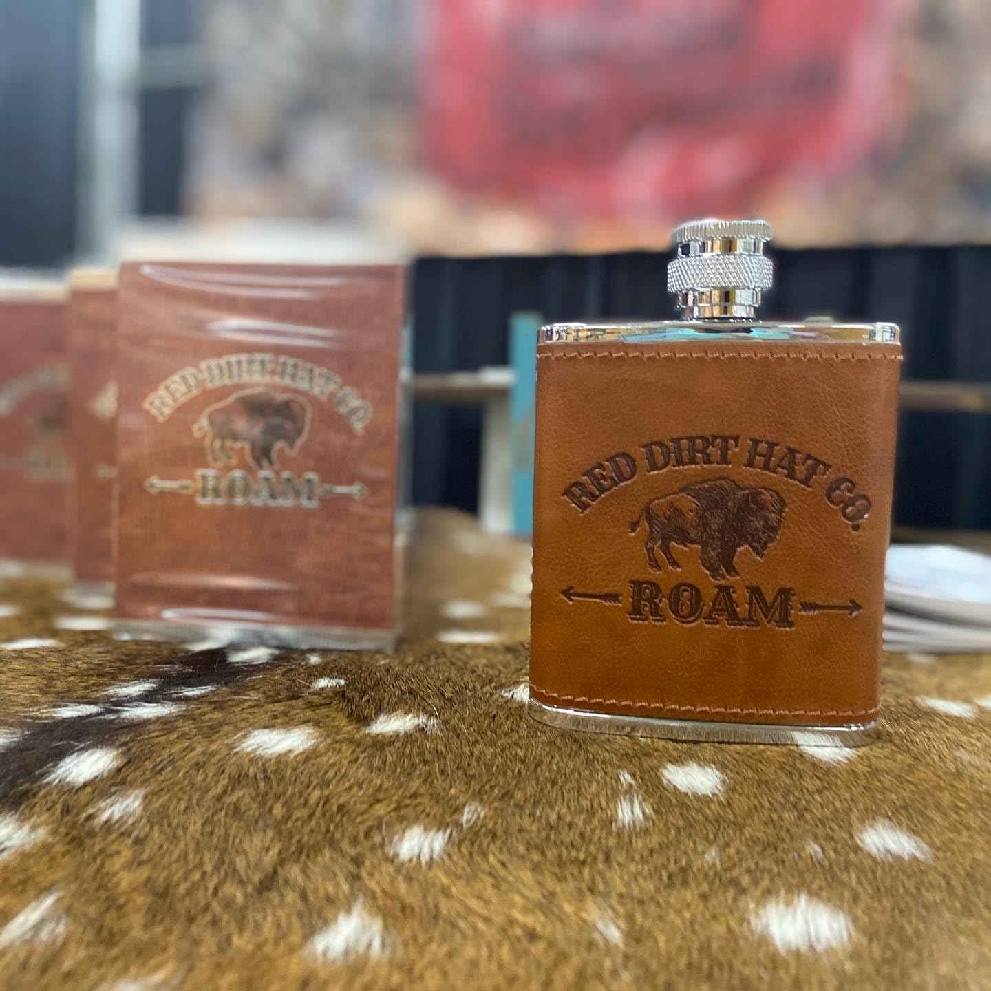 Red Dirt Hat Company Roam Colonia, botella elegante, regalo perfecto para hombres.