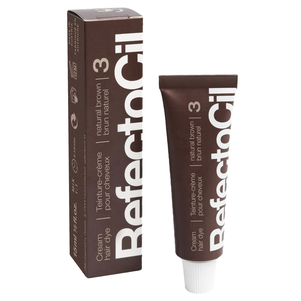 Aplicación suave de tinte crema Refectocil en el cabello, resultado definido.