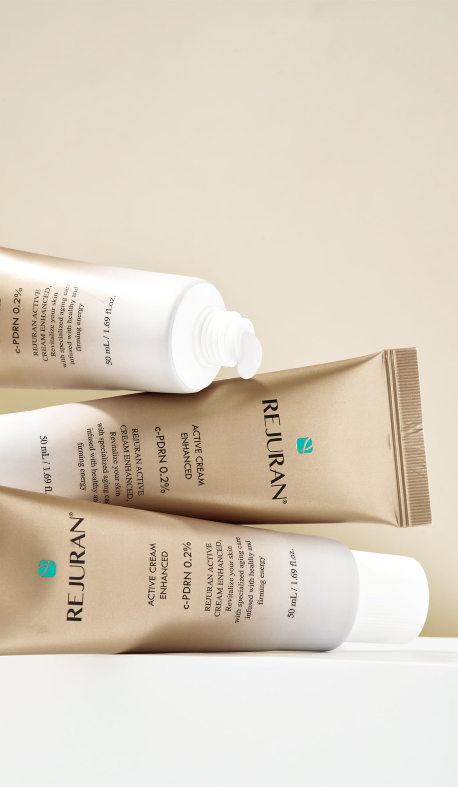 Envase cremoso listo para uso diario de cuidado facial.