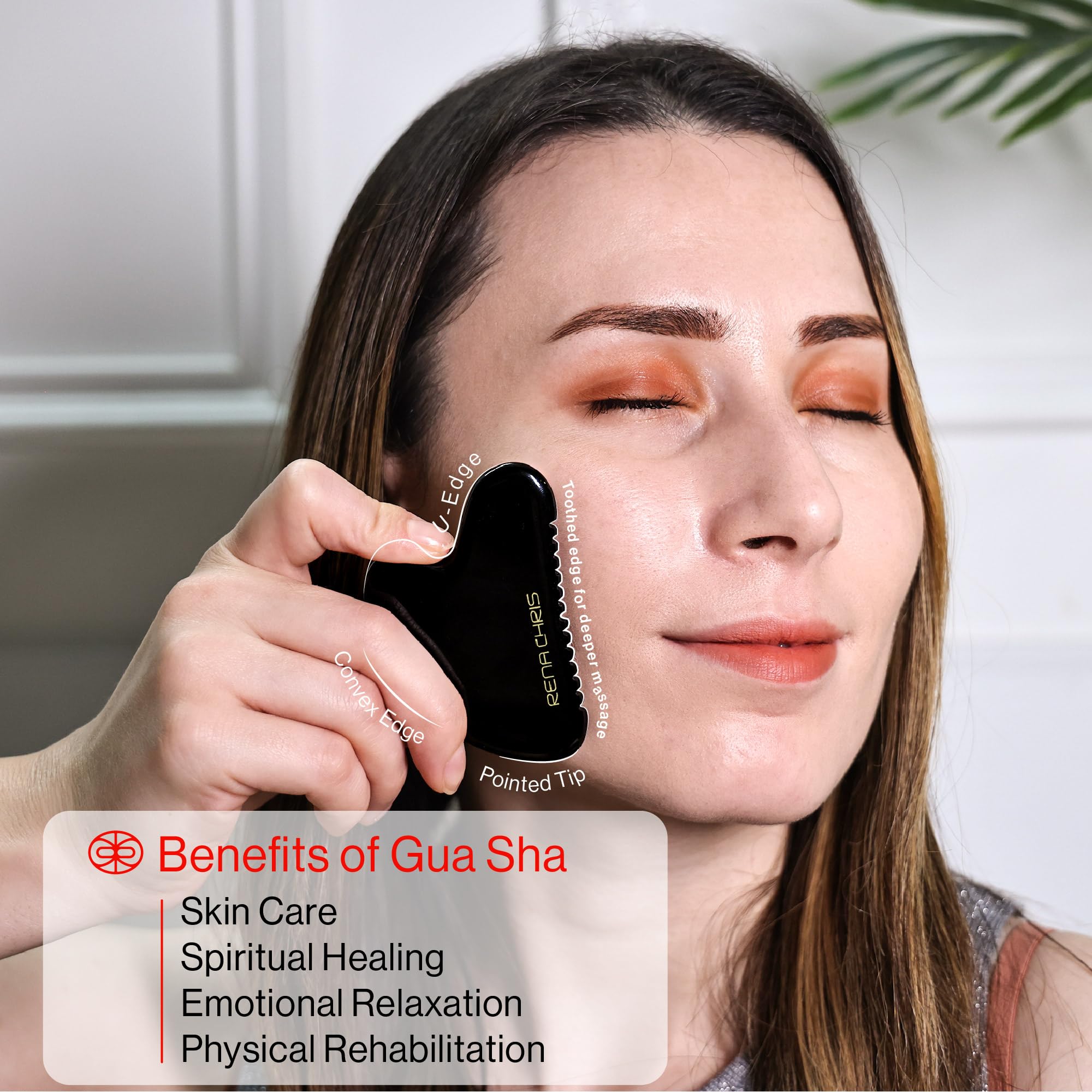 Rena Chris gua sha obsidiana uso con aceite para un deslizamiento óptimo.