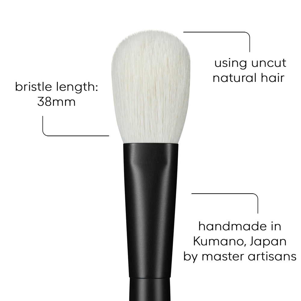 Pinceau rephr brush 05 en application de poudre avec diffusion uniforme.