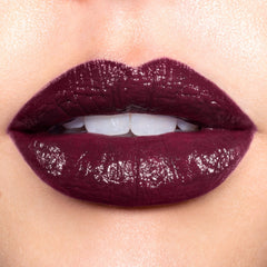 Muestra en piel del labial REVLON con color cerezo negro para prueba rápida