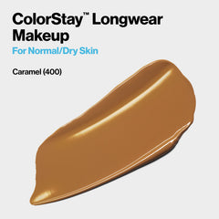 Mujer aplica REVLON ColorStay con brocha para cobertura uniforme
