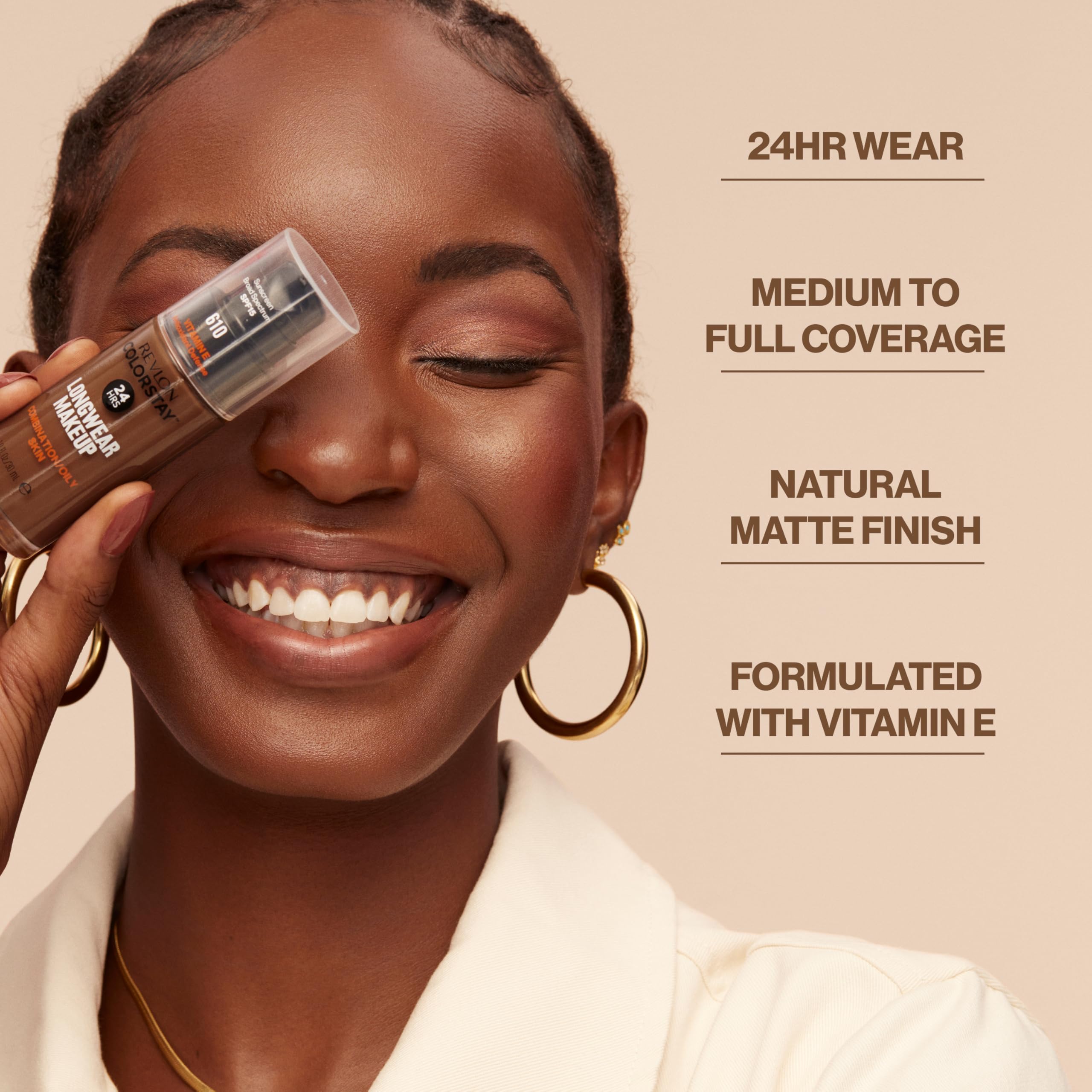 REVLON ColorStay base: aplicación en la palma para tono uniforme.