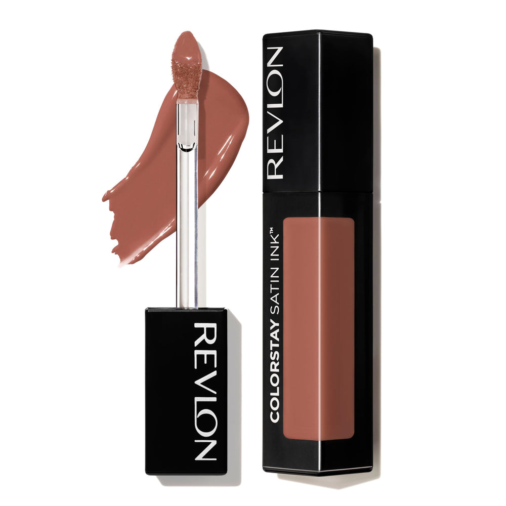 Labial Revlon ColorStay Satin Ink en acción, aplicación suave y color duradero en labios.