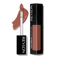 Labial Revlon ColorStay Satin Ink en acción, aplicación suave y color duradero en labios.