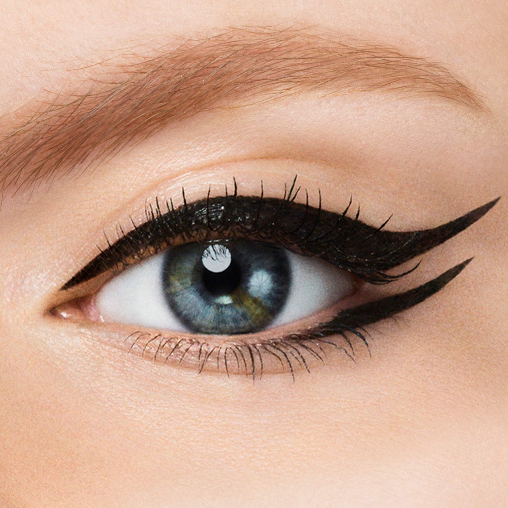 Delineador REVLON facilita trazos de diferentes grosores para looks versátiles