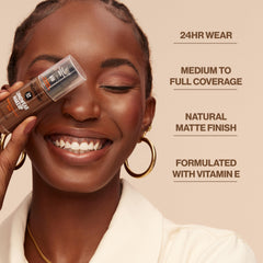 Aplicación de la base líquida REVLON, textura suave al extenderse