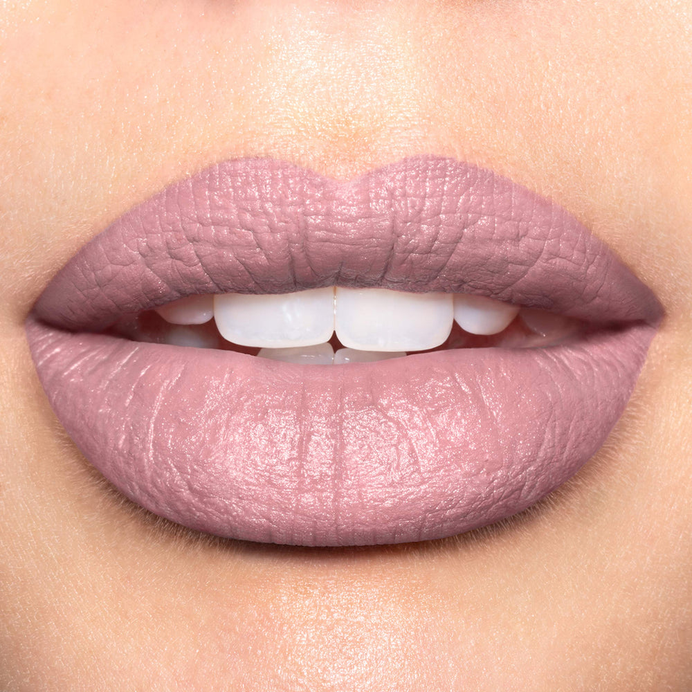 Revlon labial mate para aplicación precisa y cobertura completa.