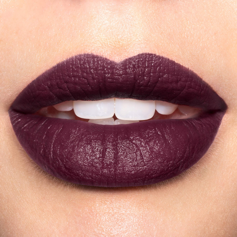 REVLON labial mate tubo negro con acabado mate y dorado.