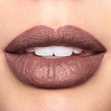 REVLON Luscious Mattes, acabado mate sedoso para looks duraderos.
