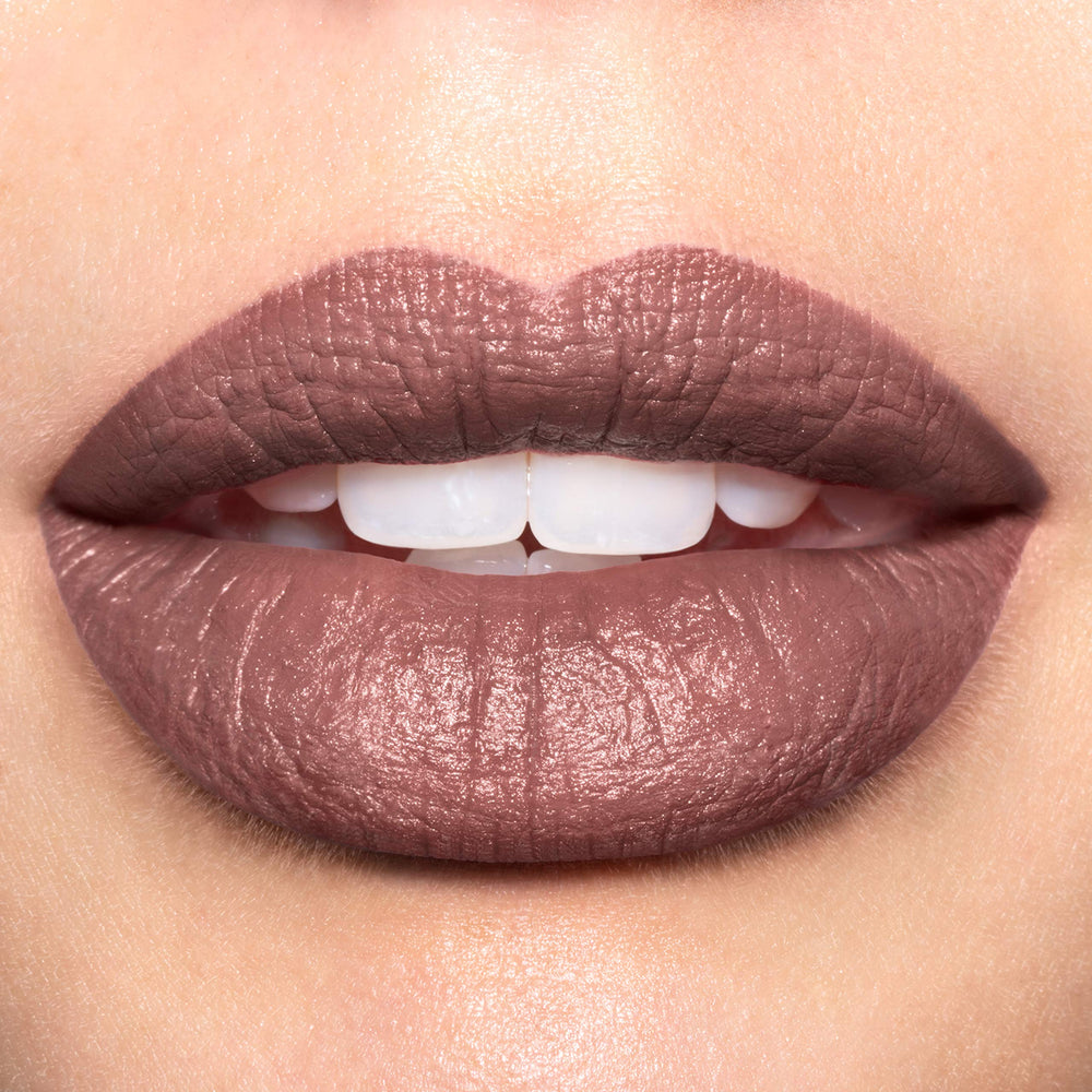 REVLON Luscious Mattes, acabado mate sedoso para looks duraderos.