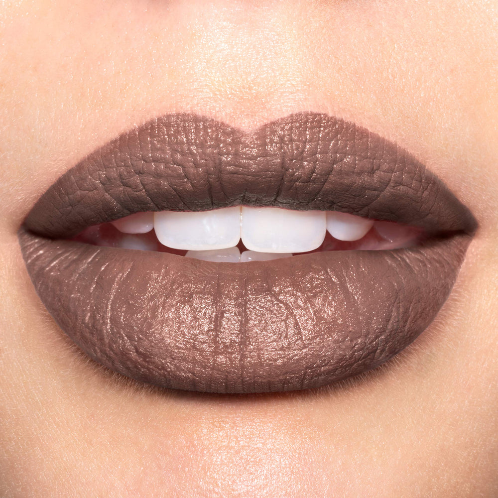 Muestra en piel del labial Revlon Luscious Mattes para ver tono.