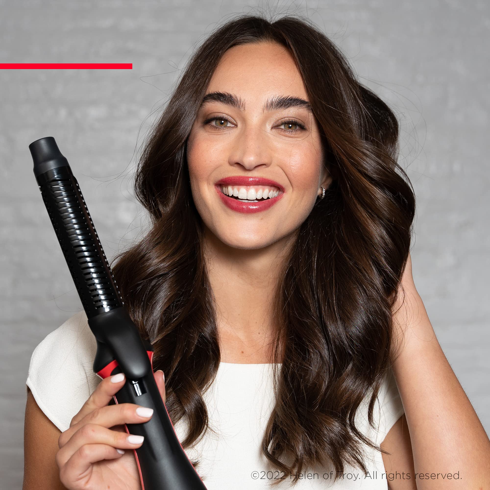 REVLON One-Step Blowout Styler con punta fria para mayor control durante el peinado.
