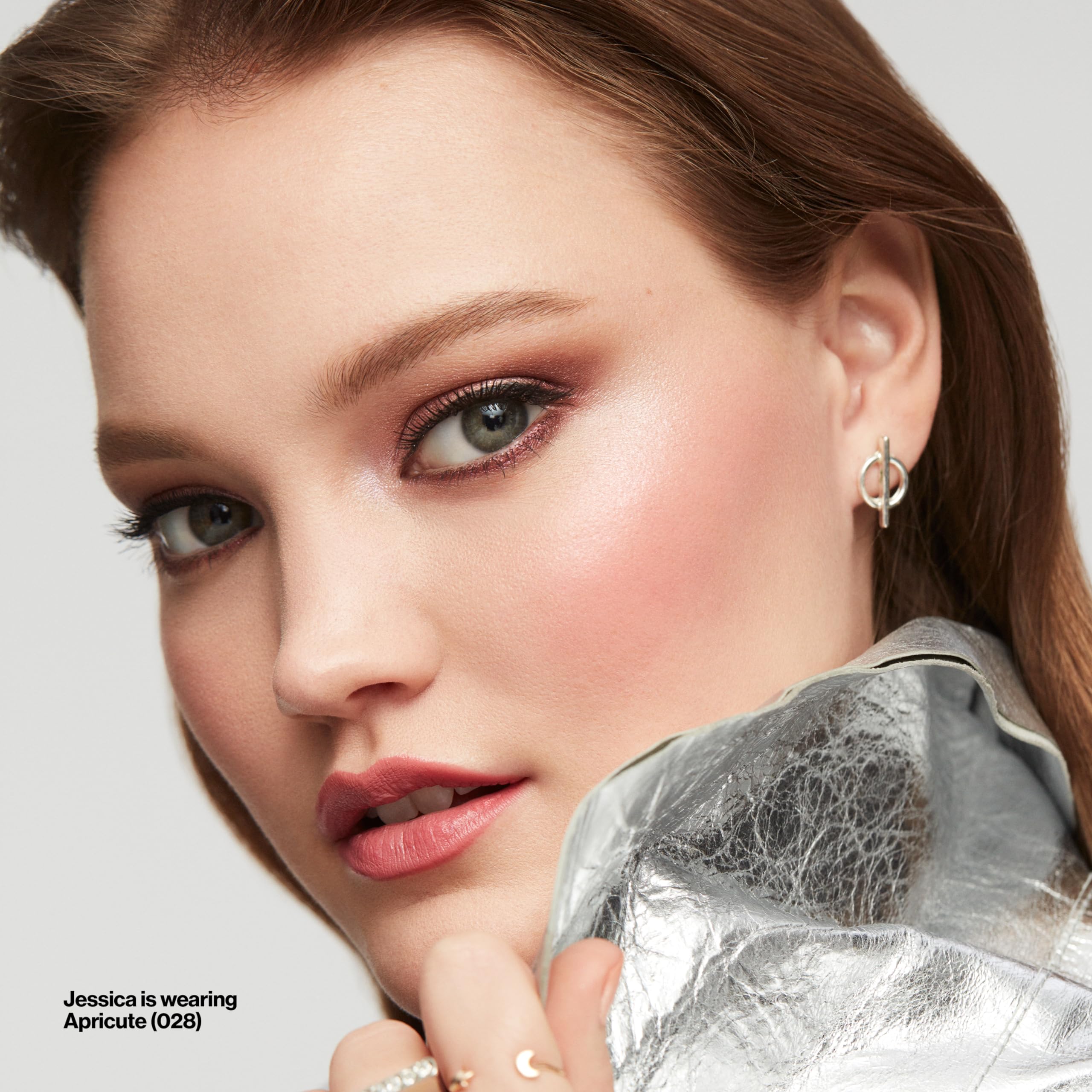 Revlon Powder Blush aplicación con brocha facilita un rubor uniforme