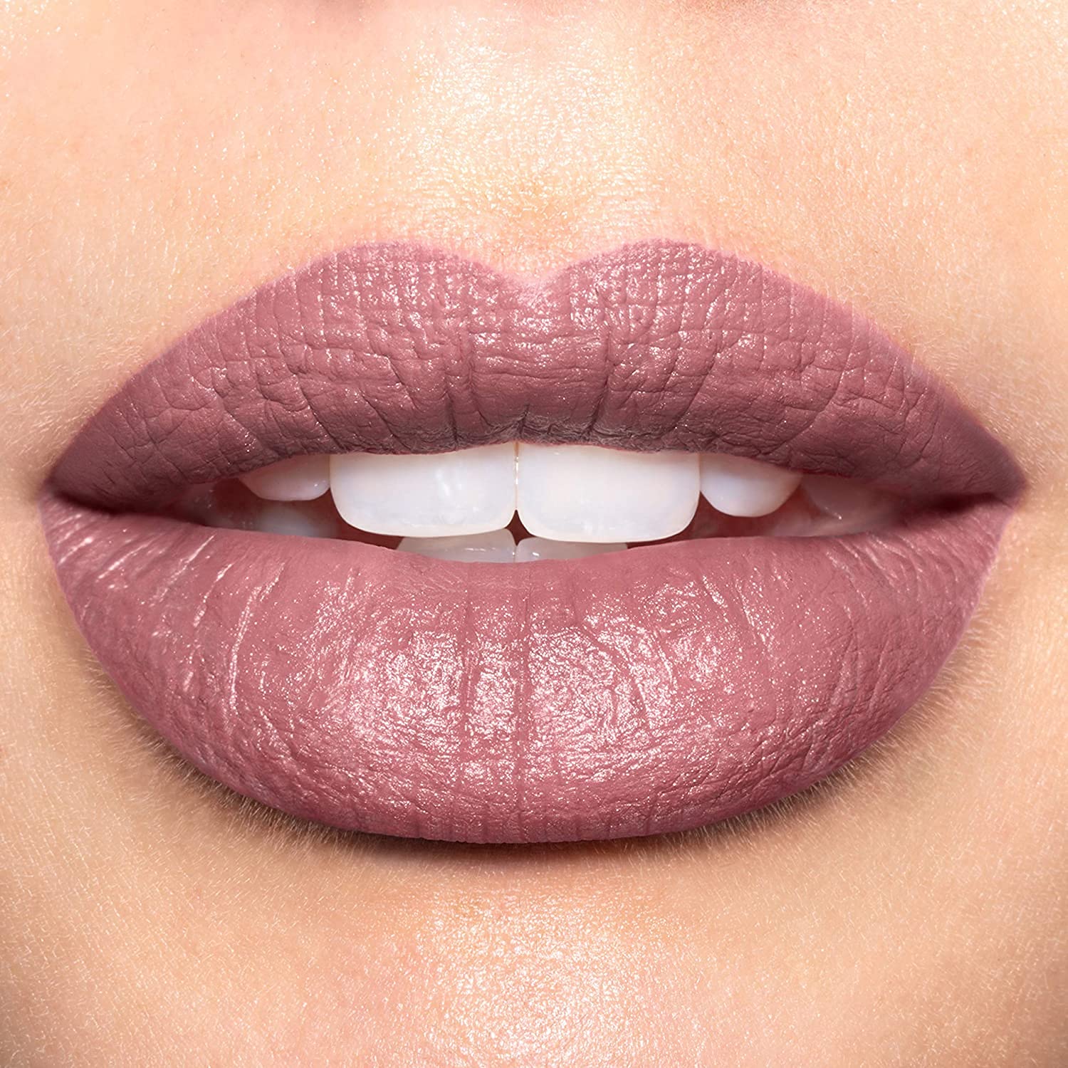 Revlon textura cremosa mate, aplicación suave y uniforme.