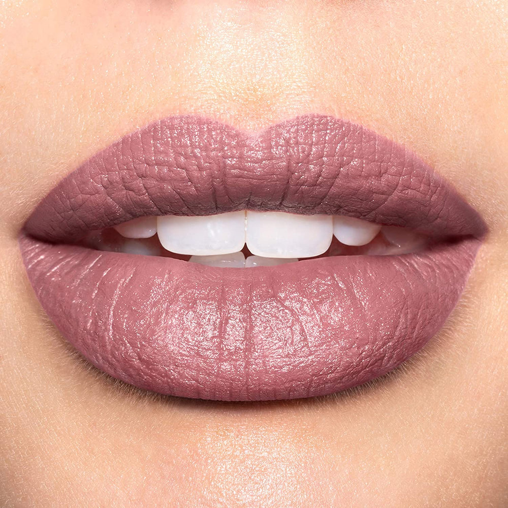 Revlon textura cremosa mate, aplicación suave y uniforme.