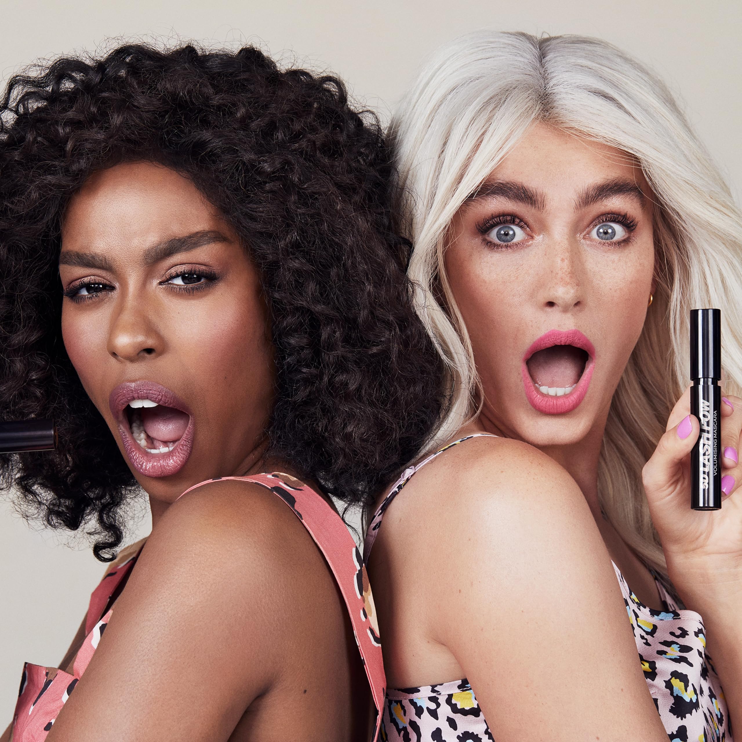 Revolución Belleza Londres 5D Lash Pow Mascara enfatiza longitud visible.