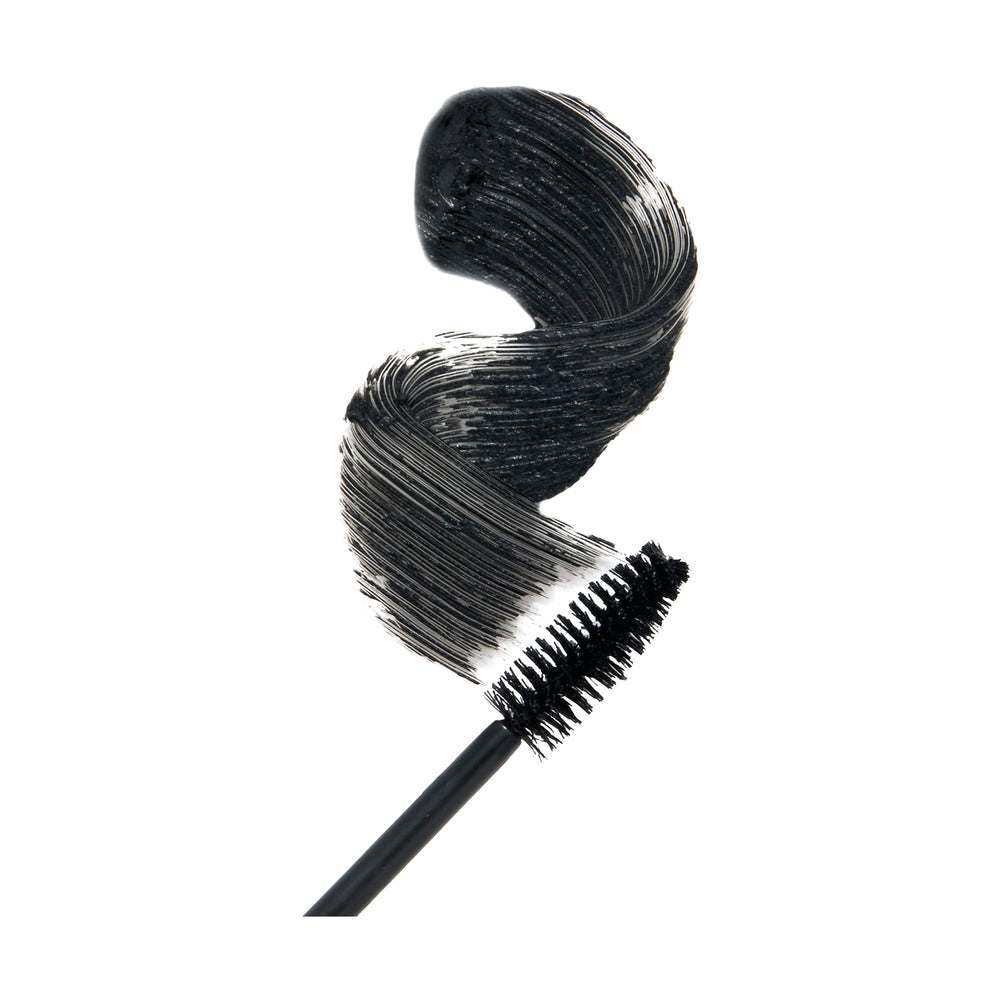 Revolución Belleza Londres 5D Lash Pow Mascara tono negro intenso para pestañas definidas.