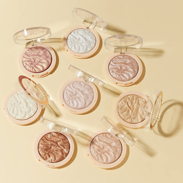 Revolution Reloaded Highlighter aplicación con brocha húmeda para efecto metalizado.