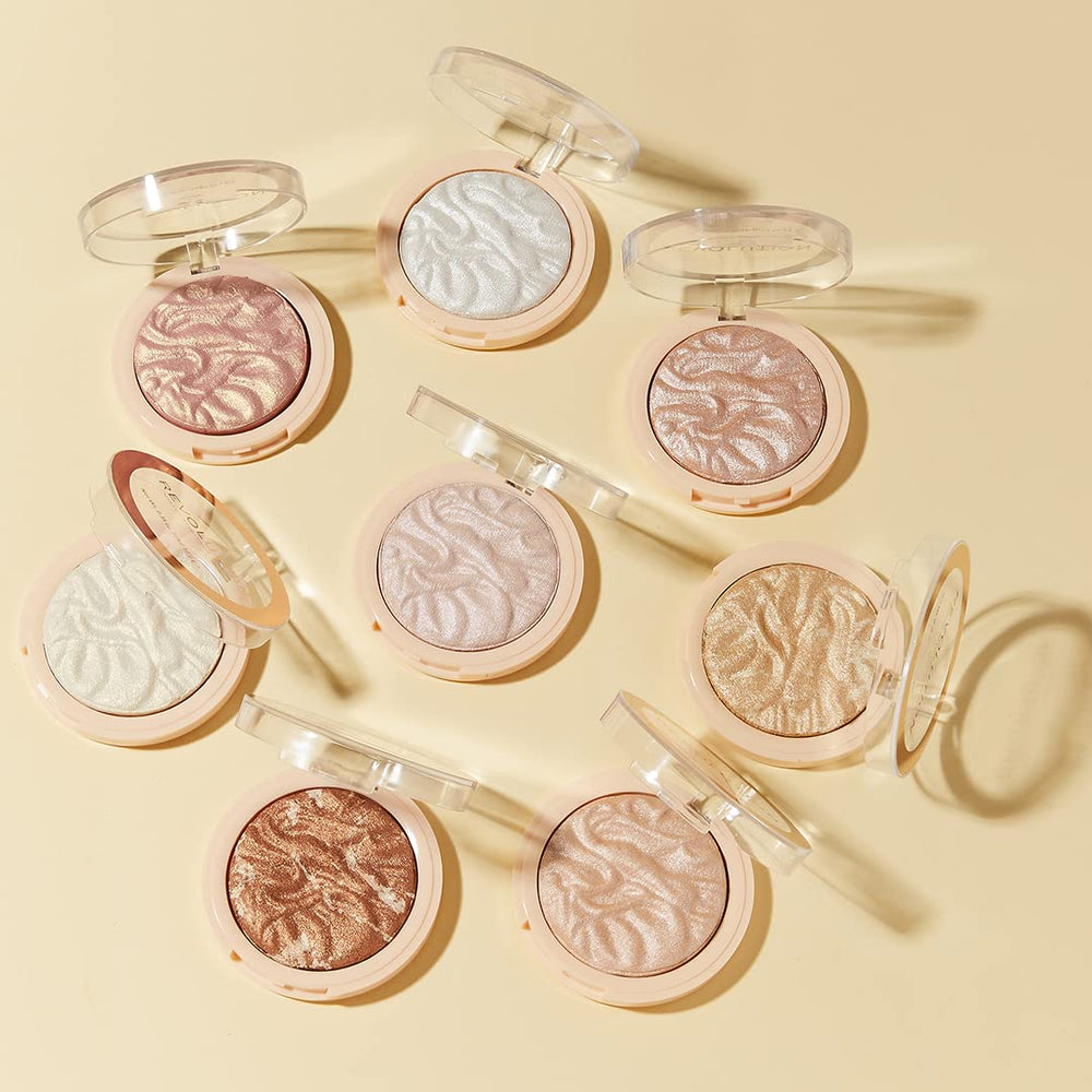 Revolution Reloaded Highlighter aplicación con brocha húmeda para efecto metalizado.