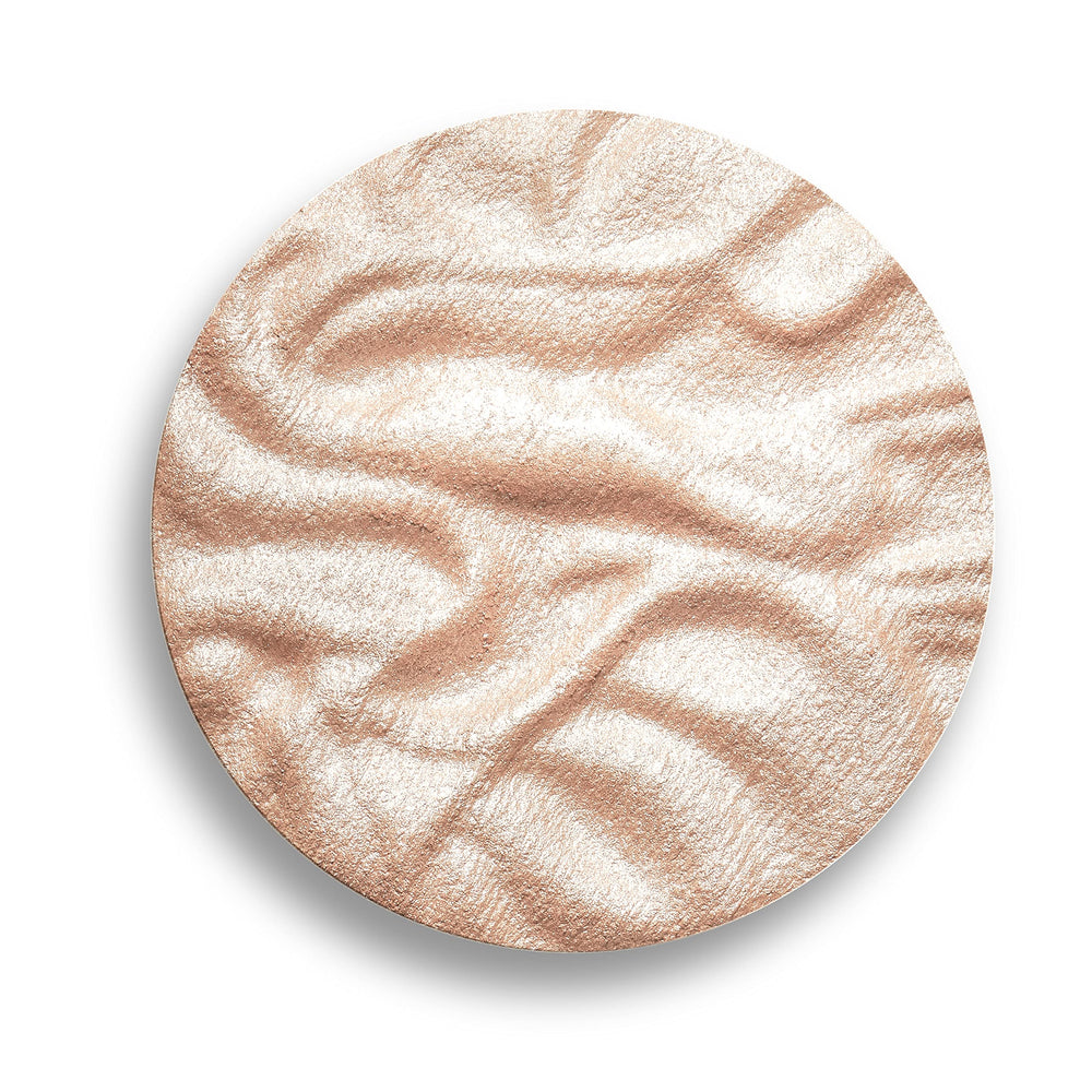 Revolution Reloaded Highlighter textura sedosa en polvo ligero.