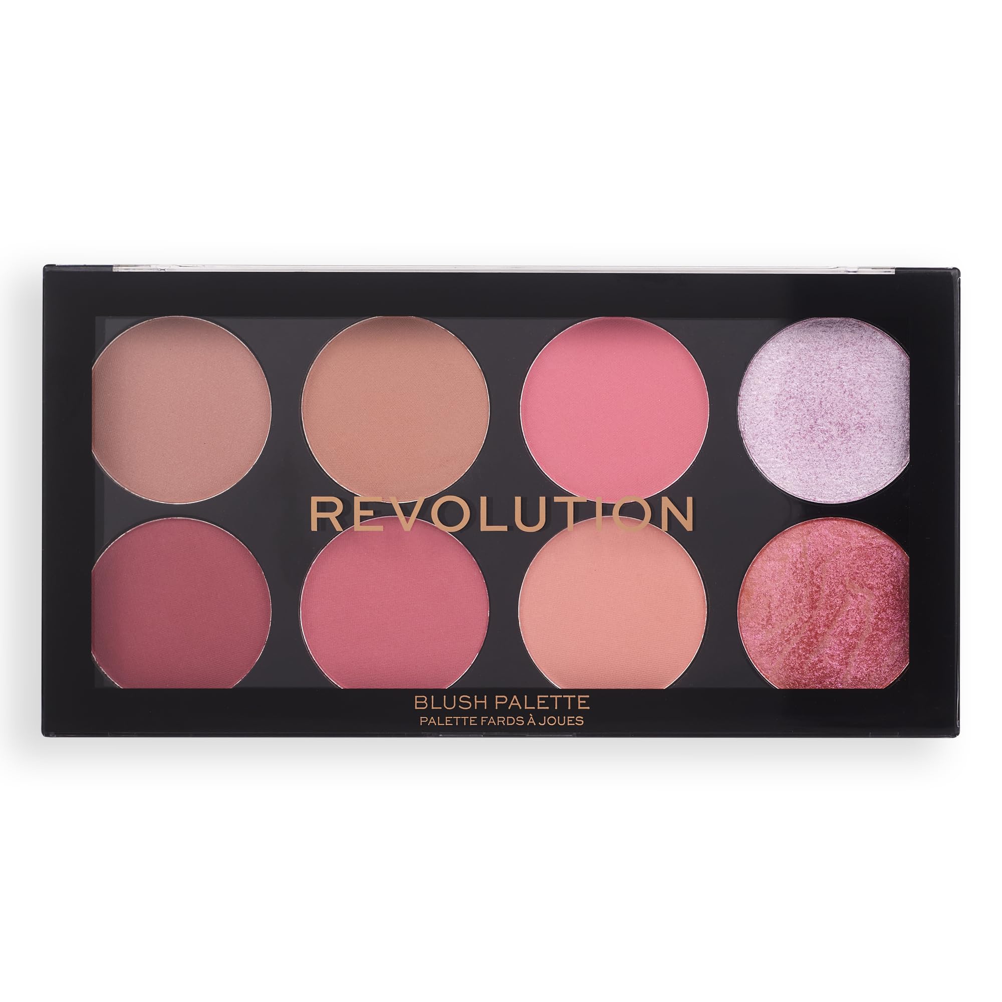 Aplicación suave en las mejillas con Revolution Ultra Blush para un acabado natural.