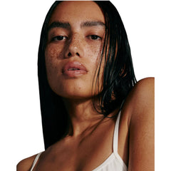 Rhode brillo labial nutritivo aporta brillo suave y suavidad duradera.