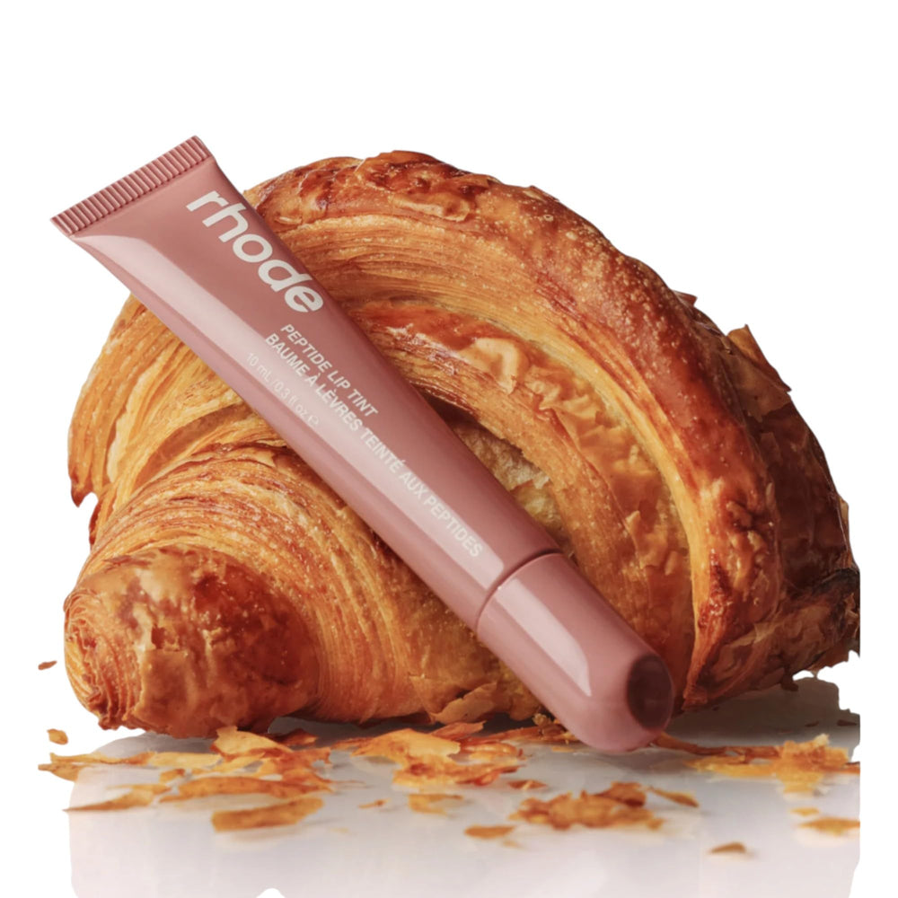 Rhode Peptide Lip Tint Toast – application douce pour une hydratation durable.