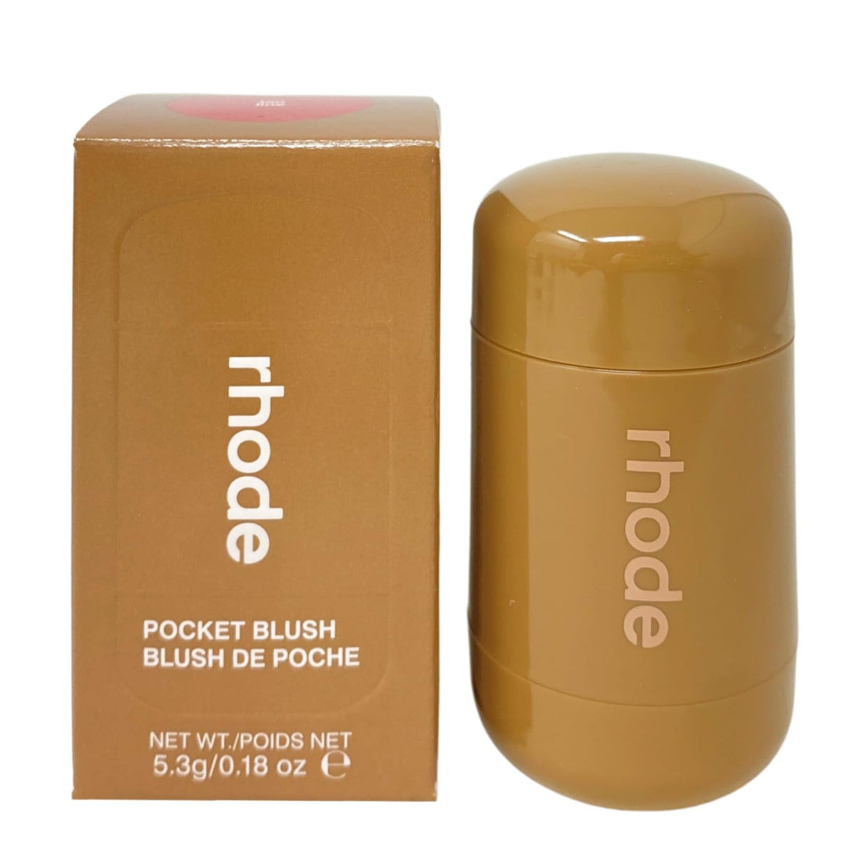 Rhode Pocket Blush Tan Line aplicado de forma suave para un rubor natural.