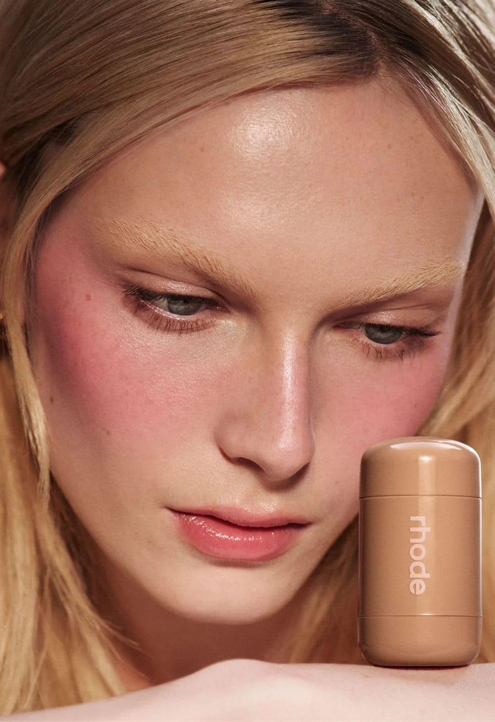 Acabado difuso de Rhode rubor rosado para look natural