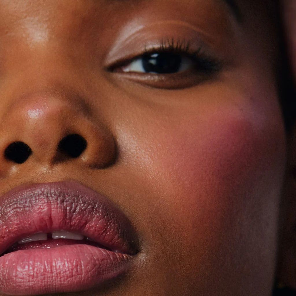 Look diario con Rhode rubor rosado, acabado fresco