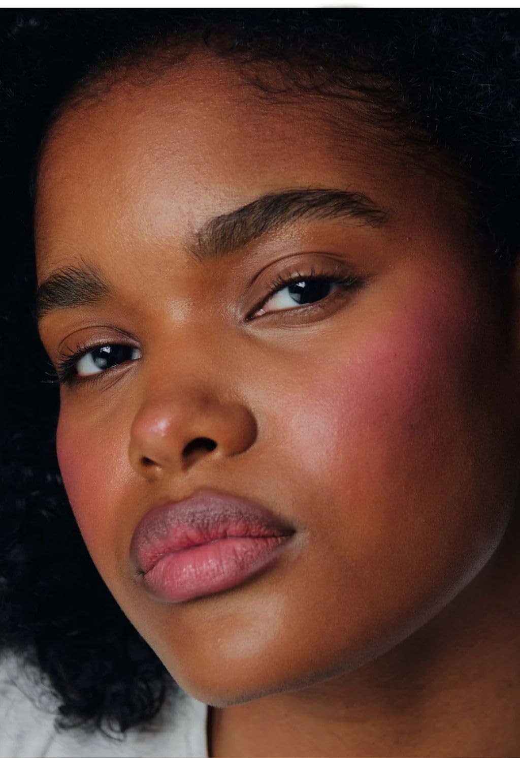 Mejillas hidratadas gracias al rubor Rhode de fórmula ligera