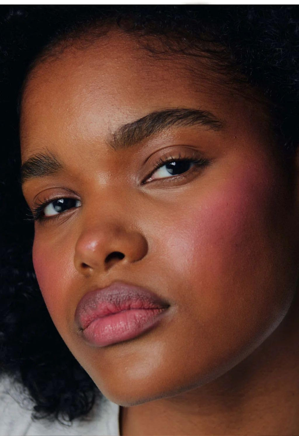 Mejillas hidratadas gracias al rubor Rhode de fórmula ligera