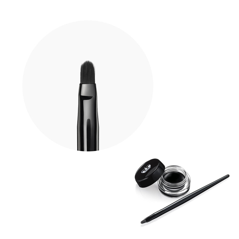Rimmel Scandaleyes delineador gel con aplicador profesional para trazos precisos.