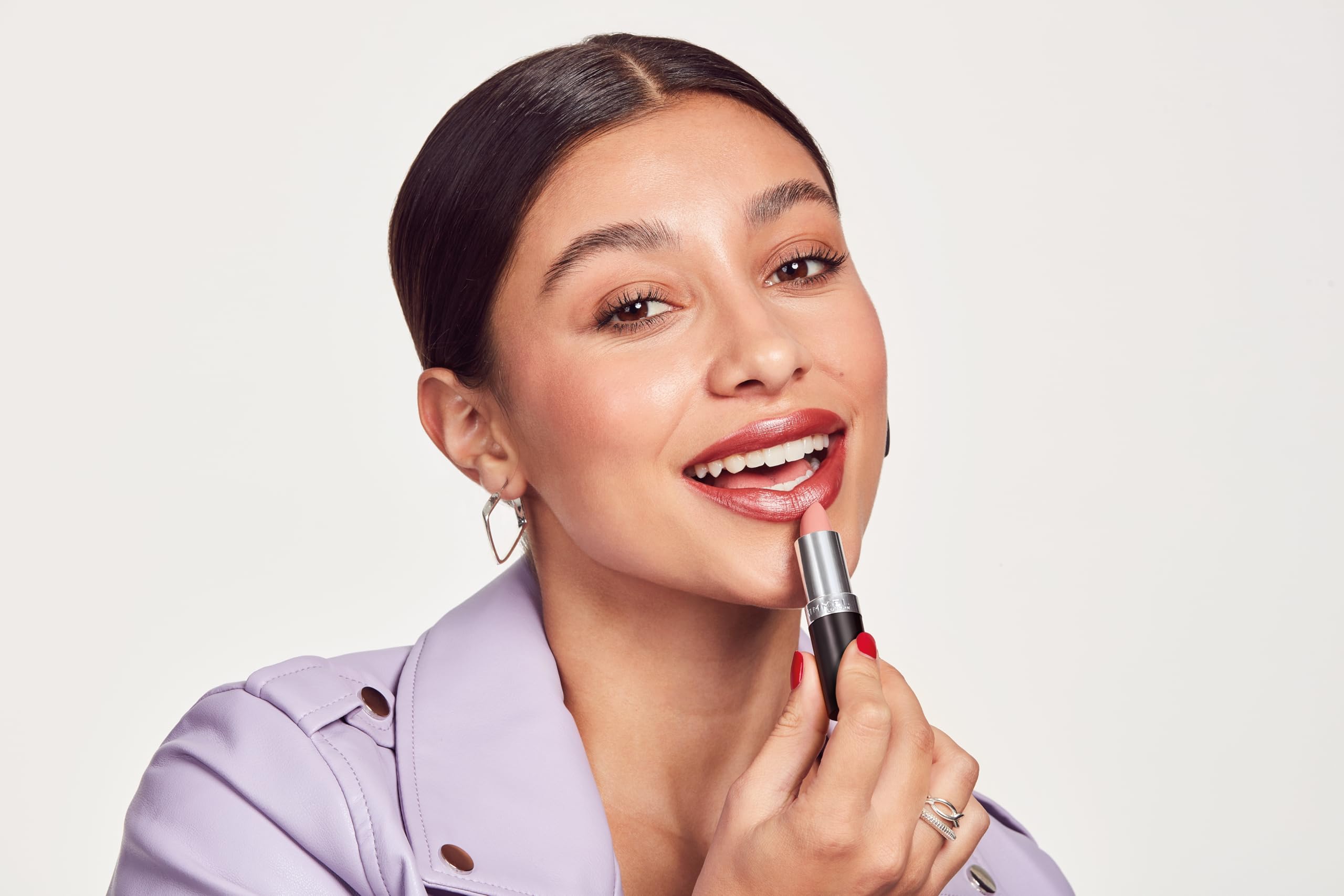Rimmel labial bordo aporta brillo que ilumina los labios