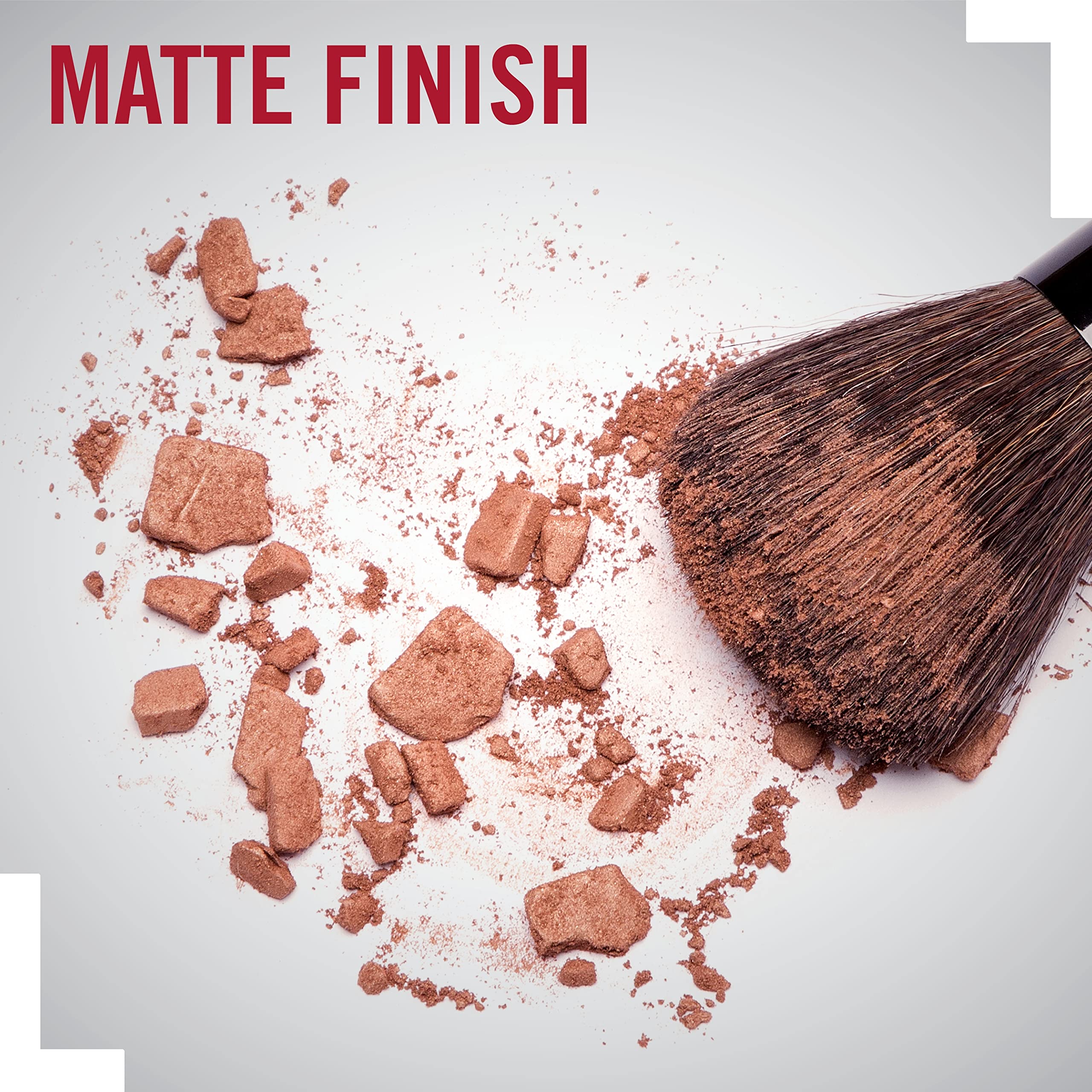 Aplicación suave del bronceador mate en el rostro