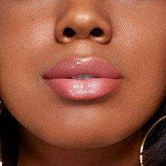 Rimmel Stay Glossy ofrece textura ligera y no pegajosa para uso diario.