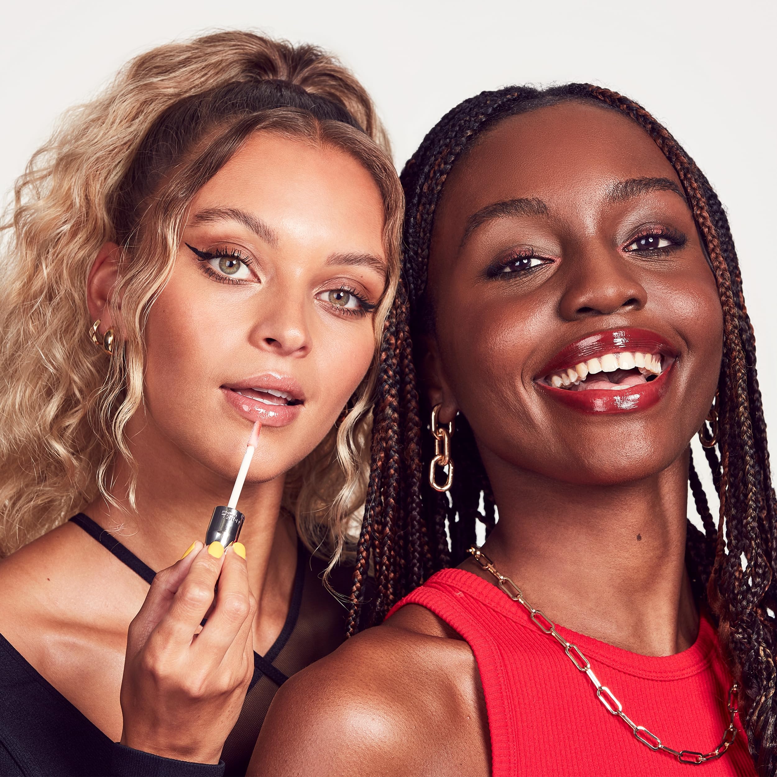 Rimmel Stay Glossy se usa solo o sobre color para más brillo.