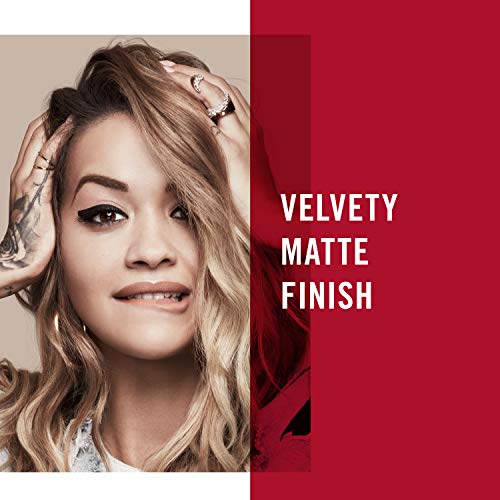 Rimmel acabado-mate que acompaña distintos maquillajes.