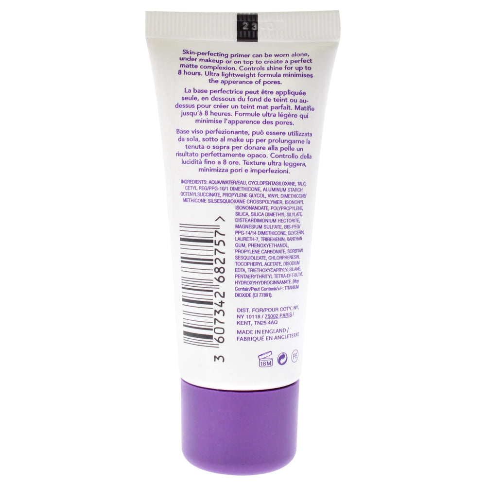 Rimmel Stay Matte Primer, aplicación suave que controla el brillo durante el día.