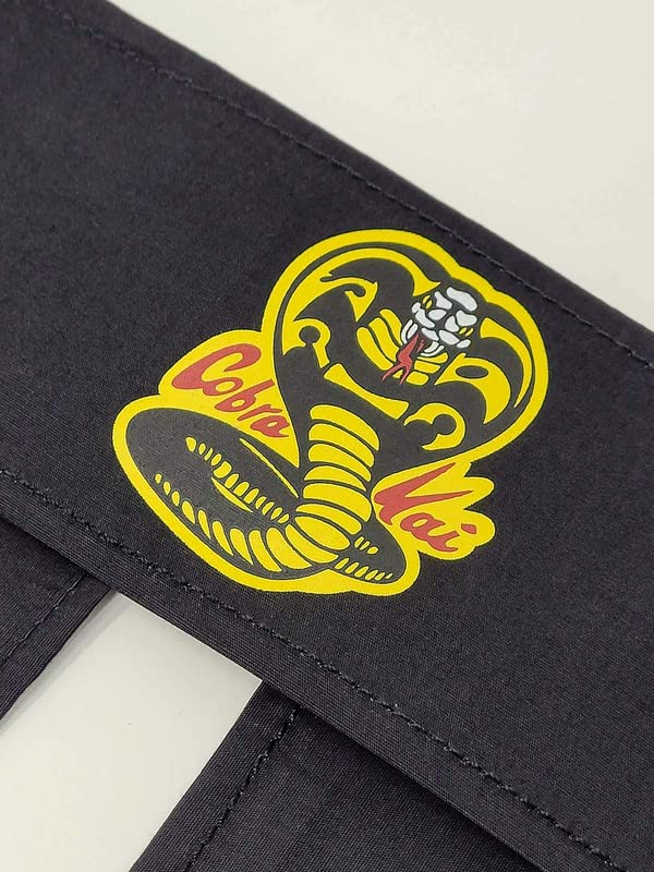 Ripple Junction Cobra Kai headband con nudo trasero ajustable para mayor comodidad.