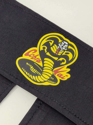 Ripple Junction Cobra Kai headband con nudo trasero ajustable para mayor comodidad.