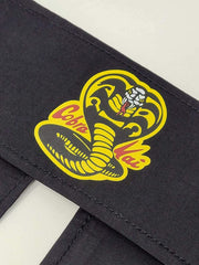 Ripple Junction Cobra Kai headband con nudo trasero ajustable para mayor comodidad.