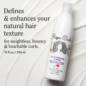 Rizos Curls crema-definidora, aplicación en manos, ayuda a controlar el encrespamiento con suavidad.